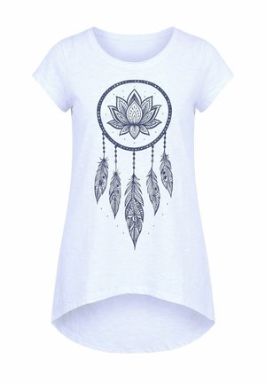 Biała koszula z krótkim rękawem z granatowym wzorem łapacza snów, na którym znajduje się kwiat lotosu wewnątrz obręczy oraz pięć szczegółowo odwzorowanych wiszących piór.