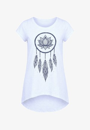 Biała koszula z krótkim rękawem z granatowym wzorem łapacza snów, na którym znajduje się kwiat lotosu wewnątrz obręczy oraz pięć szczegółowo odwzorowanych wiszących piór.