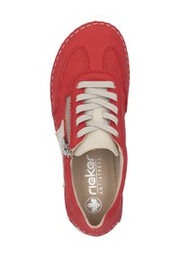 Rode leren schoen met een ronde neus, contrasterende beige veters en een ritssluiting aan de zijkant. Gestikte details langs de rand.