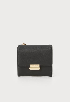 Portefeuille noir texturé avec quincaillerie dorée et fermeture à boucle, présentant une finition lisse et une forme rectangulaire compacte.