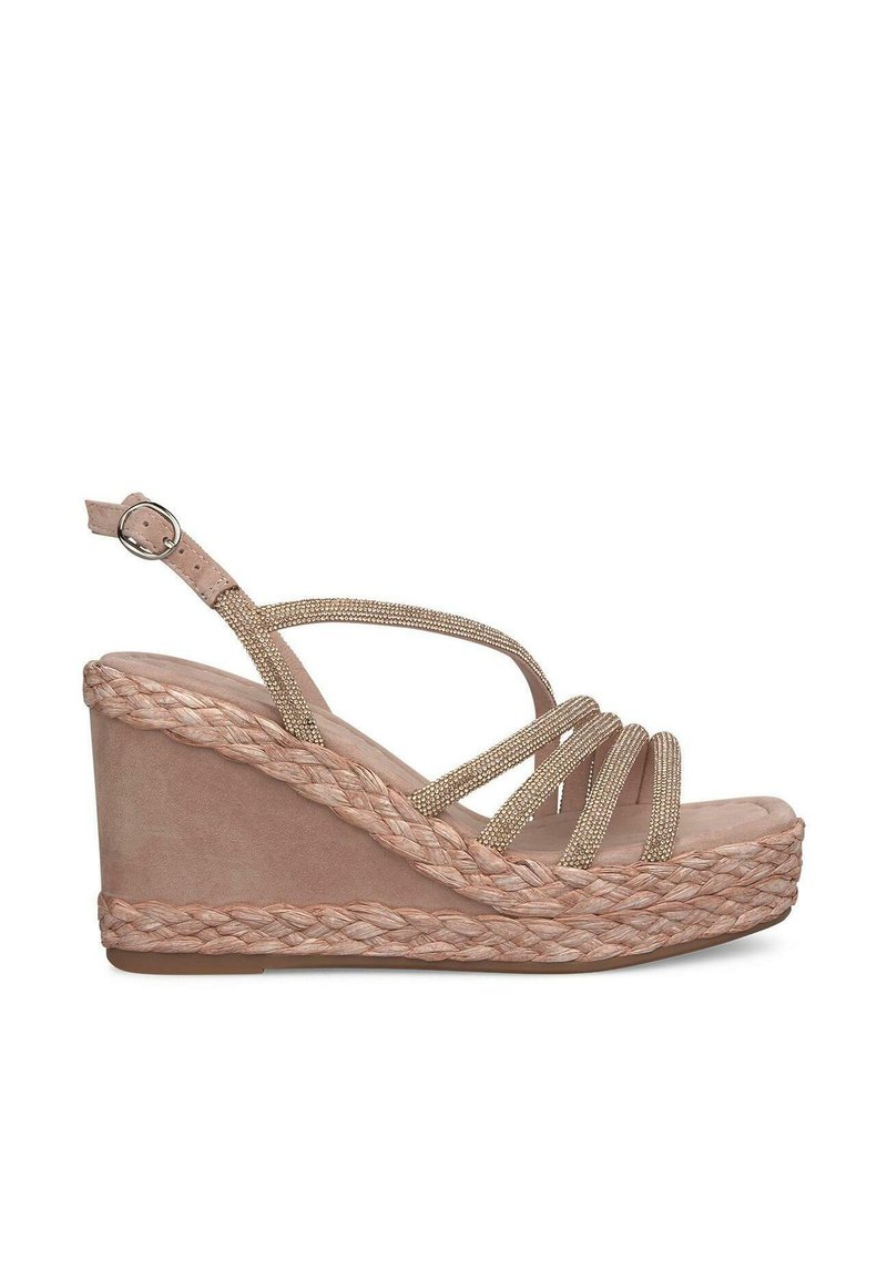 Wedge sandalen in blush suede met een gevlochten jute platform, voorzien van kruislings straps versierd met metallic accenten en een verstelbare enkelriem.
