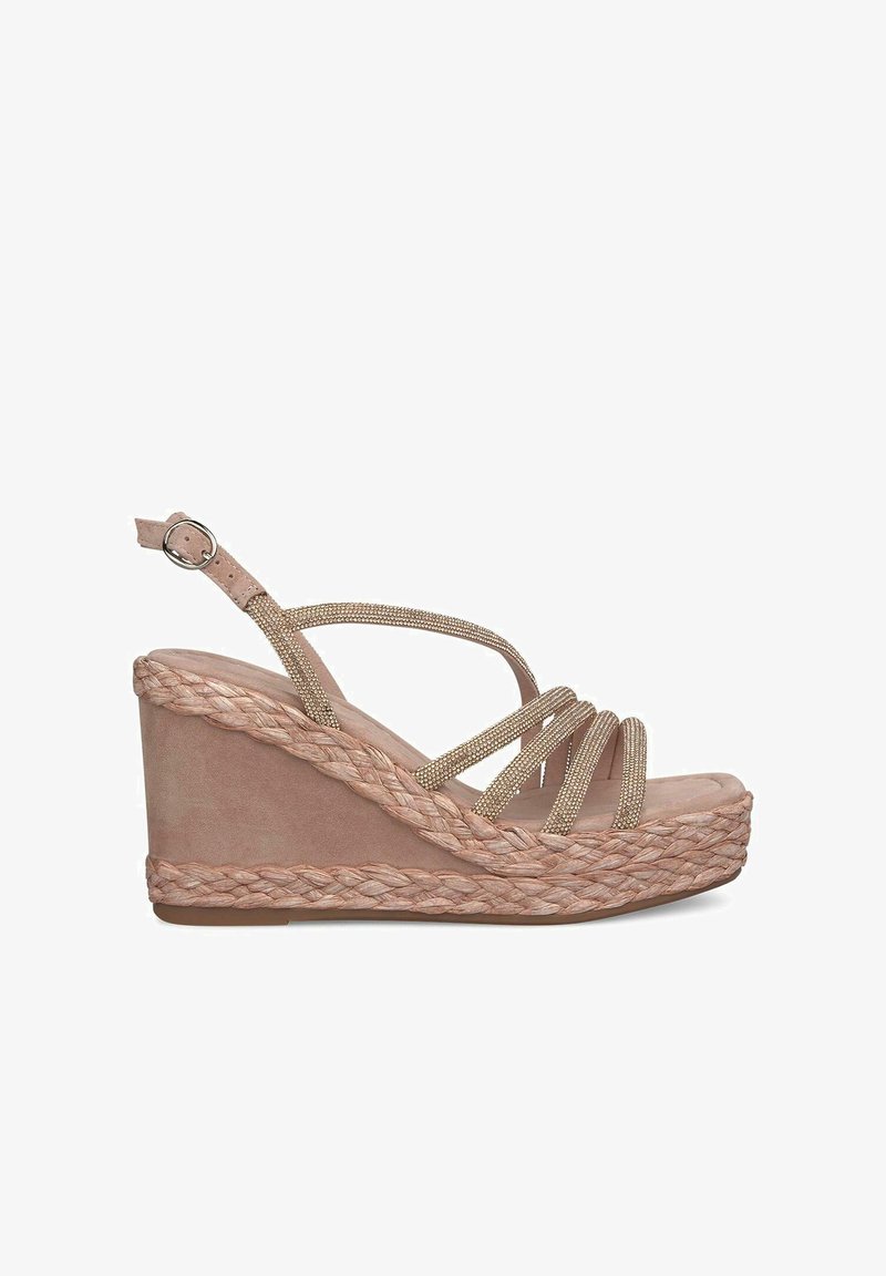 Sandalo con zeppa in suede rosa, con piattaforma in juta intrecciata, caratterizzato da cinturini incrociati decorati con dettagli metallici e una cinghia alla caviglia regolabile.
