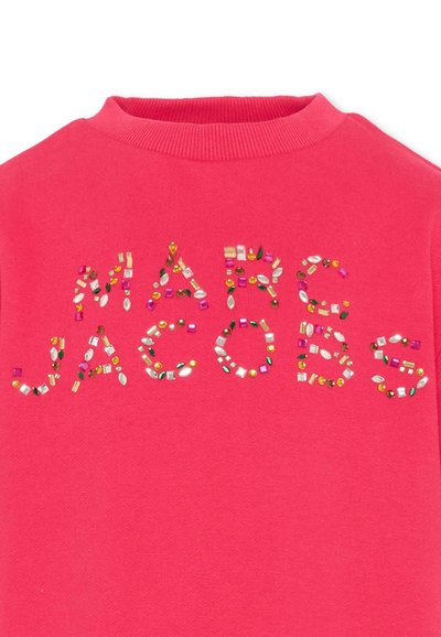 Sweatshirt rose vif avec "MARC JACOBS" inscrit en bijoux colorés et scintillants sur la poitrine.