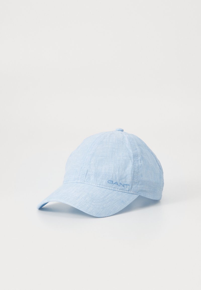 Hellblaues Cap aus Stoff mit texturiertem Finish. Hat einen gewölbten Schirm und ein gesticktes Logo an der Seite.