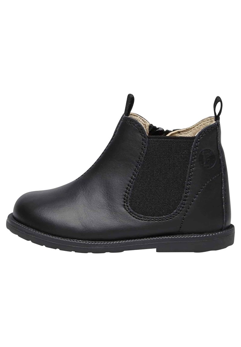 Bota de tobillo de cuero negro con paneles laterales elásticos, punta redonda, costuras en contraste y tirador en la parte trasera. Suela de goma duradera.
