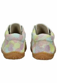 Stivali alla caviglia in suede color pastello con una superficie texture, dotati di suola in gomma marrone e tacco arrotondato, progettati per comfort e flessibilità.