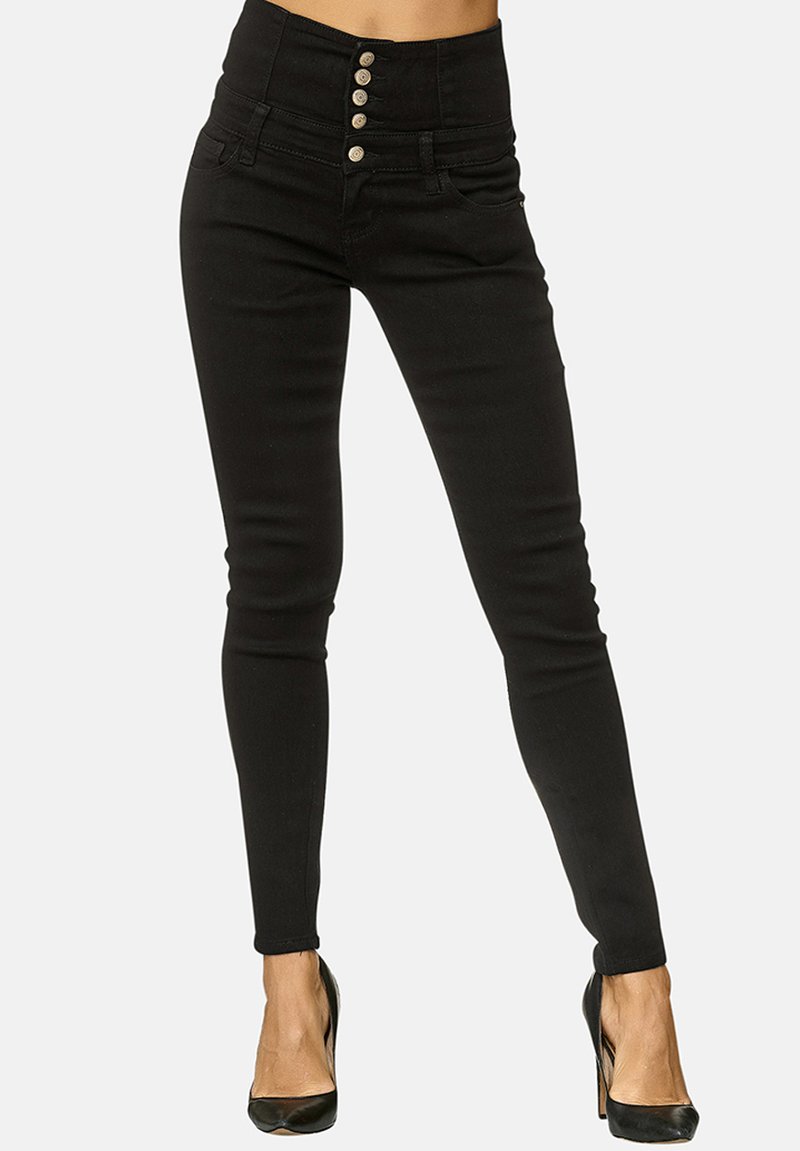 Hoch taillierte schwarze Jeans aus Denim mit glatter Textur, ausgestattet mit einer Fünf-Knopf-Verschluss und Slim Fit, kombiniert mit schwarzen Absätzen.