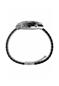 Nerūsējošā tērauda pulkstenis ar melnu keramikas siksnu, apaļu rāmi, hronogrāfa apakšdialiem un diviem spiedpogas. Spīdīga virsmas apdare.