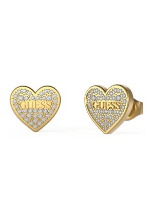 Orecchini a forma di cuore color oro, con rhinestone trasparenti e il logo "GUESS" impresso al centro.