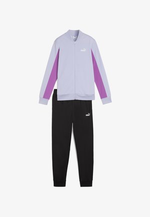 Šviesiai violetinė zip-up striukė su tamsiai violetiniais šoniniais juostelėmis ir baltu logotipu, derinama su juodomis sportinėmis kelnėmis, turinčiomis baltą logotipą.