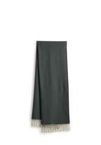 Sciarpa intrecciata verde scuro con bordi frangiati, caratterizzata da un delicato dettaglio di cucitura contrastante lungo un lato. Texture morbida, forma rettangolare.