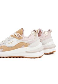 Beige en lichtroze sneakers van suede en mesh materiaal, met een witte tussenzool, textuurelementen en een ronde neus.