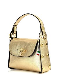 Gouden leren handtas met een klep sluiting, bijenembleem en decoratieve studs. Inclusief een klein Italiaans vlag charm dat aan de strap is bevestigd.
