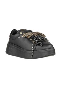 Sneakers platform neri con tomaia in pelle texturizzata, caratterizzati da un nastro con stampa leopardata e decorazioni in perline sui lacci. Dettagli in hardware dorato.