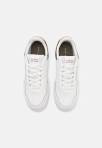 Baskets en cuir blanc avec un bout rond, des détails perfor�és et des accents marron contrastants. Présentent des lacets blancs et une étiquette de langue de marque.