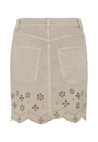 Jupe en jean beige avec deux poches arrière, broderie florale ajourée le long de l'ourlet festonné.