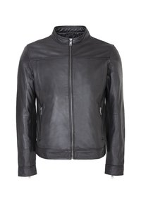 Chaqueta de cuero negro que presenta un cuello alto, cierre frontal con cremallera y dos bolsillos laterales con cremallera. Textura suave con detalles de costura mínimos.