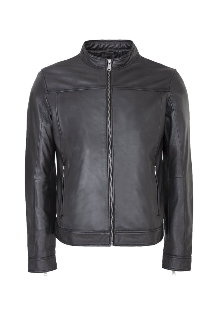Chaqueta de cuero negro que presenta un cuello alto, cierre frontal con cremallera y dos bolsillos laterales con cremallera. Textura suave con detalles de costura mínimos.