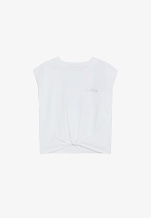 Crop top blanc à manches courtes avec un détail de nœud à l'avant et un petit logo en cursive sur le côté gauche de la poitrine.