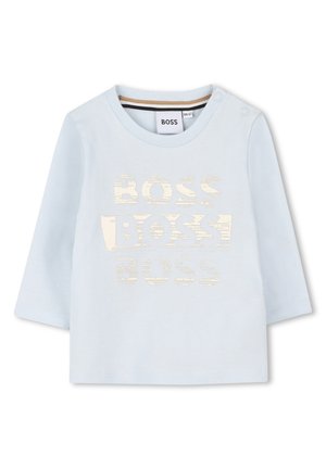 T-shirt à manches longues bleu clair en coton, arborant un logo "BOSS" texturé en ivoire imprimé sur le devant. Comprend des boutons-pression aux épaules.
