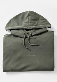 Felpa con cappuccio verde oliva, dotata di un cordino, tessuto morbido e un logo discreto "JBS OF DENMARK" sul davanti. Design classico.