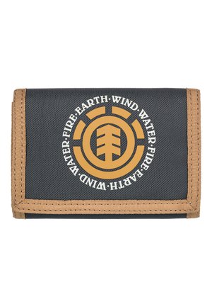 Cartera de tela gris con costuras en marrón; presenta un logotipo circular en dorado con el texto "Fuego. Tierra. Viento. Agua." alrededor del emblema central.