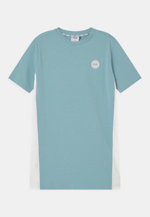 Blauw T-shirt met korte mouwen en witte zijpanelen, met een klein FILA-logoplaatje op de borst, ronde hals.