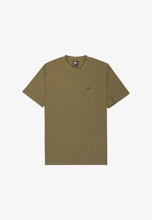 Oliwkowa zielona koszulka z krótkimi rękawami, okrągłym dekoltem i subtelnym logo marki na piersi. Wykonana z miękkiego, teksturowanego materiału.