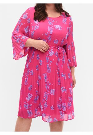 Růžové květované šaty s plisovaným designem, dlouhými zvonovými rukávy a látkovým páskem v pase. Ozdobené modrými květinami na texturovaném povrchu.