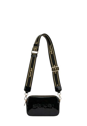 Borsa a tracolla rettangolare nera con finitura lucida e logo "SENSI" in rilievo, dotata di tracolla nera regolabile con scritte dorate.