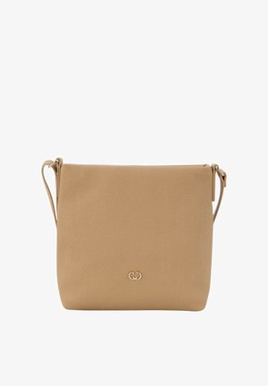 Bež crossbody torba iz teksturirane tkanine, z minimalističnim dizajnom, nastavljivim trakom in diskretnim logotipom na sprednji strani.