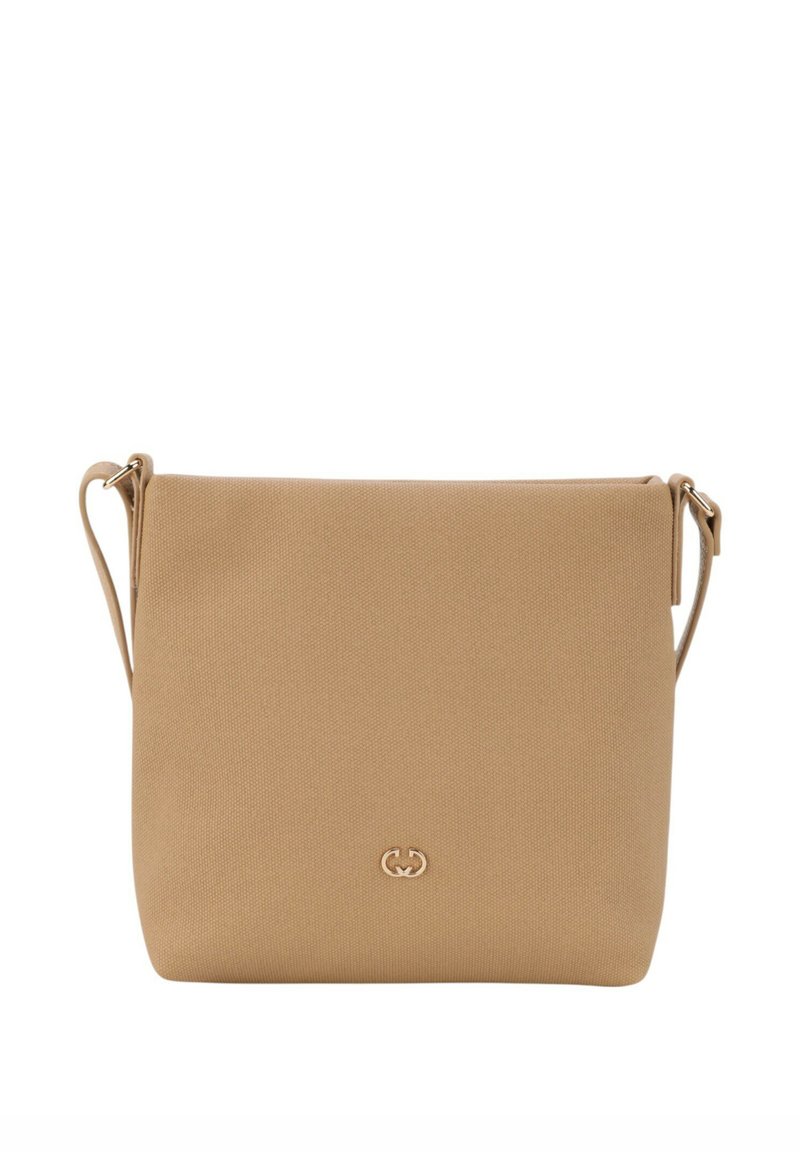 Borsa a tracolla color tan realizzata in tessuto testurizzato, caratterizzata da un design minimalista, tracolla regolabile e un logo discreto sulla parte anteriore.