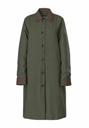 Manteau vert olive avec un col et des poignets marron, comportant six boutons noirs et deux poches latérales. Fabriqué en tissu texturé avec une coupe droite.