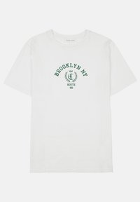 Camiseta de algodón blanca con un diseño gráfico verde que dice "BROOKLYN NY" sobre un diseño de laurel y "ROUTE 66" en la parte inferior.