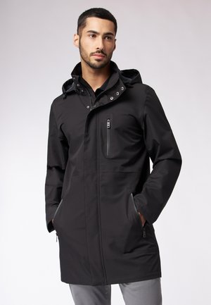 Sort vandtæt parka med en lynlåslukket brystlomme, justerbar hætte og sidelommer; har en glat tekstur og moderne design.