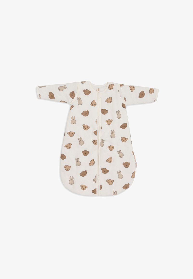 Sac de couchage en coton avec des manches longues, base crème et motifs d'animaux bruns incluant des ours et des lapins ; présente une fermeture éclair à l'avant.