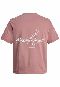 Rosa pink bomulds t-shirt med korte ærmer og rund halsudskæring. På bagsiden er der fed hvid tekst og en mindre hvid tagline nederst.