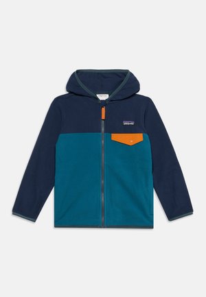 Veste polaire à capuche zippée pour enfant en bleu foncé et bleu sarcelle avec un rabat de poche pressionné orange sur la poitrine et logo Patagonia.