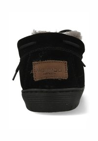 Zwarte suède schoen met een bruine leren patch, voorzien van een gestructureerde zool en zachte voering. Veters zijn zichtbaar aan de zijkanten voor sluiting.