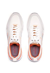 Zapatillas deportivas blancas con acentos naranjas, que cuentan con una lengüeta de malla, un collar acolchado y cordones, mostrando una suela texturizada y un detalle del logo.