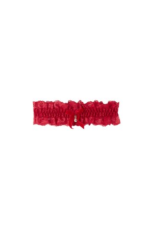 Garter en dentelle rouge avec des bords ondulés, un froncé et un nœud décoratif au centre. Présente un petit charme suspendu au nœud.