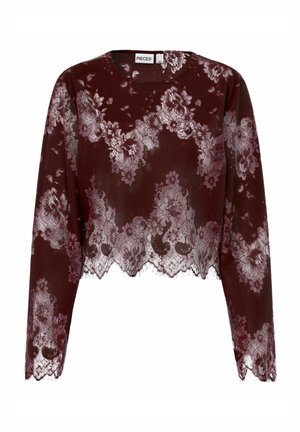 Donkerrood kanten crop-top met lange mouwen, bloemenpatronen, golvende zoom en doorschijnende stof, met het label "PIECES" aan de binnenkant van de halslijn.