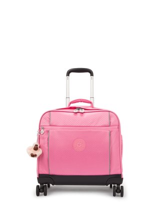 Rosa Koffer mit strukturiertem Äußeren, silbernen Reißverschlussakzenten, schwarzem Boden, ausziehbarem Griff und einem plüschigen Affen-Schlüsselanhänger.