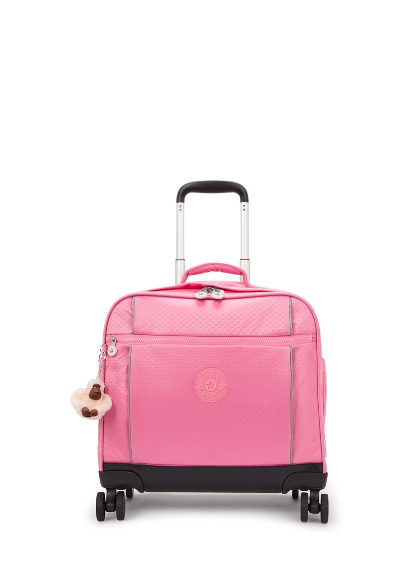 Rosa resväska med texturerad yta, silverfärgade dragkedjeaccetser, svart botten, utdragbart handtag och en mjuk apnyckelring.