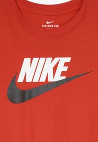 Nike Sportswear TEE FUTURA ICON UNISEX - Camiseta estampada - university red/black