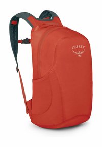 Zaino Osprey rosso con forma curva, spallacci imbottiti, tasca laterale e dettaglio del logo. Realizzato in tessuto leggero con una texture liscia.