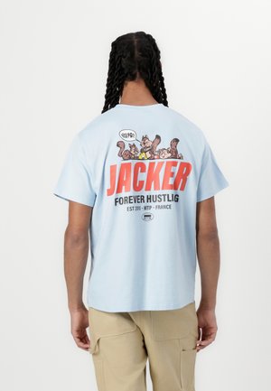Lyseblå bomulds t-shirt med et farverigt grafik af tegnefilmsfigurer på ryggen, med fed rød tekst, der siger "JACKER FOREVER HUSTLING."