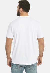 Kurzärmeliges weißes T-Shirt aus Baumwolle, mit Rundhalsausschnitt und lockerer Passform. Glatte Textur ohne sichtbare Muster oder Akzente.