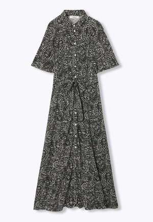 Robe maxi à motif paisley en noir et blanc, avec des manches courtes, un bouton-pression à l'avant et une ceinture à nouer à la taille, fabriquée en tissu léger.
