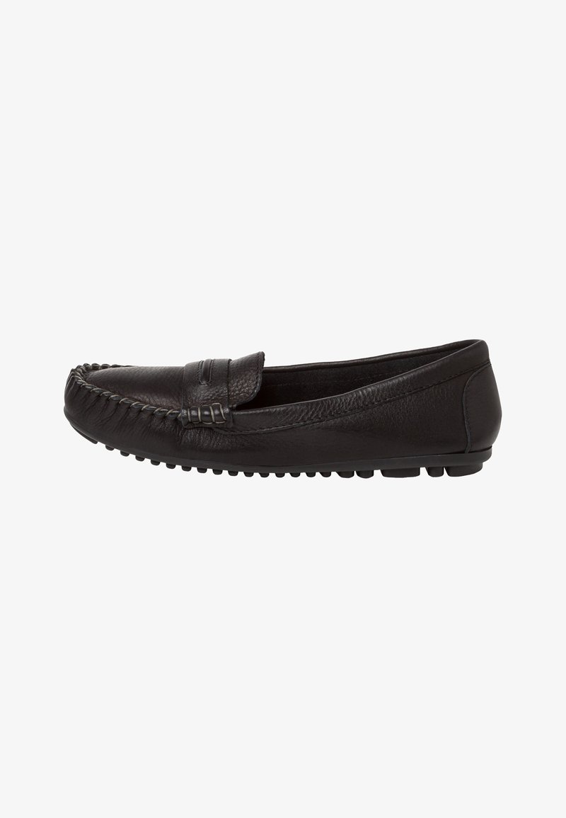 Mocassin de conduite en cuir noir avec couture moc toe, design sans lacets, et semelle extérieure en caoutchouc cloutée pour un usage décontracté.